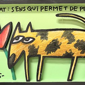 Chien stylisé en bois découpé face à une fleur rouge sur fond vert avec inscriptions, série Boîtes, 2025.