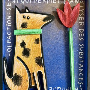 Chien stylisé en bois découpé face à une fleur rouge, sur fond bleu avec inscriptions, série Boîtes.