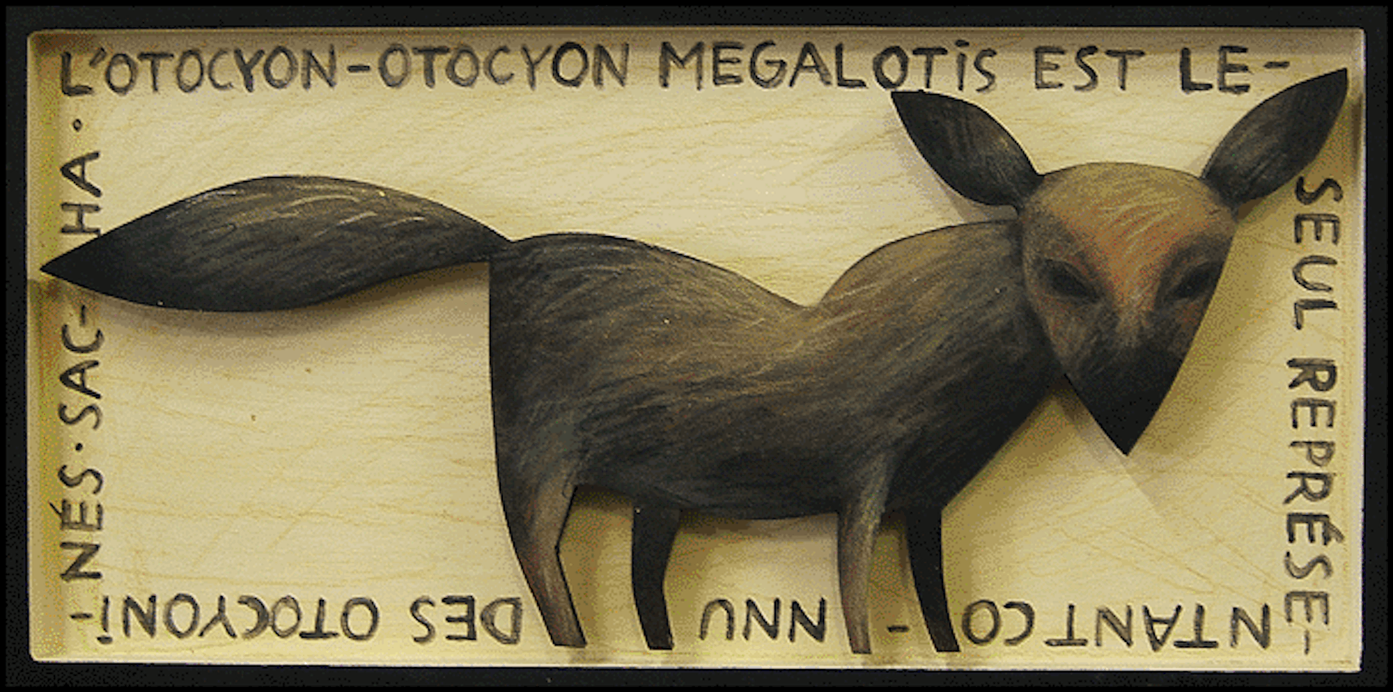 Animal stylisé proche d’un renard aux grandes oreilles en bois découpé, sur fond beige avec inscriptions manuscrites, série Boîtes