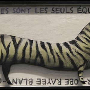 Zèbre stylisé en bois découpé sur fond clair avec inscriptions, série Boîtes, 2004.