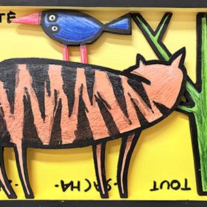 Composition en bois découpé représentant un animal rayé avec un oiseau posé sur son dos près d’un arbre stylisé, sur fond jaune avec inscriptions, série Boîtes