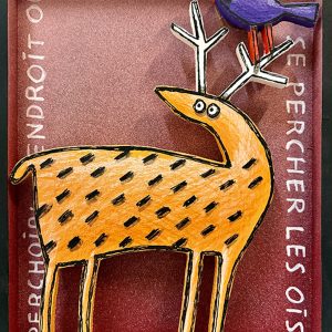 Animal stylisé portant un oiseau posé sur ses bois, en bois découpé sur fond rouge avec inscriptions, série Boîtes, 2025.