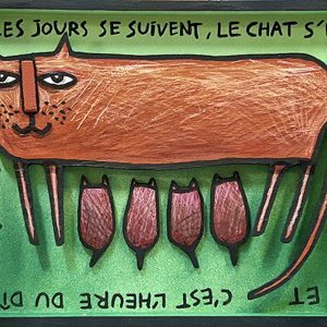 Chat allongé avec plusieurs petits en dessous en bois découpé sur fond vert avec texte, série Boîtes