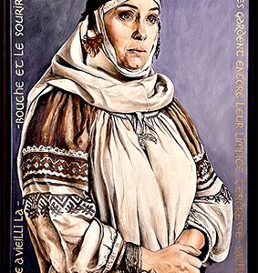 Portrait de femme en tenue traditionnelle, regard sérieux, texte encadrant