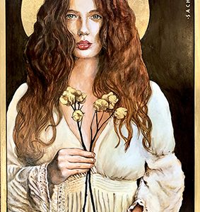 Portrait frontal de femme rousse tenant des fleurs sèches, auréole dorée