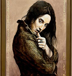 Portrait de femme brune de profil, regard vers le bas, doigt posé sur les lèvres, texte encadrant