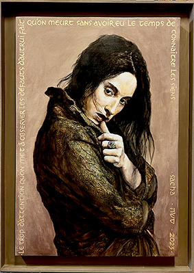 Portrait de femme brune de profil, regard vers le bas, doigt posé sur les lèvres, texte encadrant