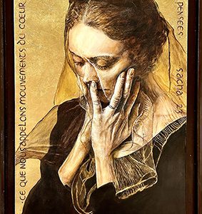 Portrait de femme sur fond à la feuille d’or, main couvrant partiellement le visage