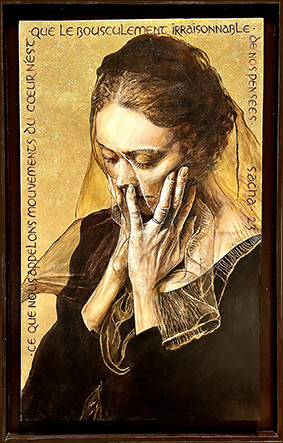 Portrait de femme sur fond à la feuille d’or, main couvrant partiellement le visage