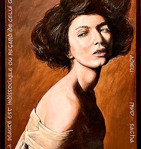 Portrait de femme aux cheveux courts, regard détaché, épaule découverte