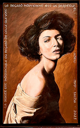 Portrait de femme aux cheveux courts, regard détaché, épaule découverte