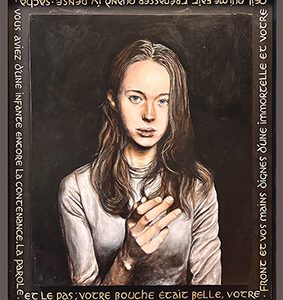 Portrait de jeune femme tenant ses mains devant elle, texte encadrant