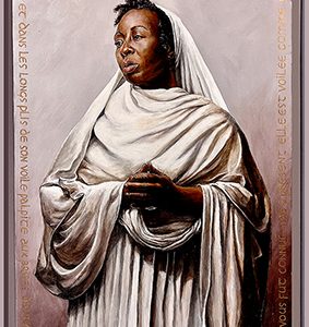 Portrait de femme voilée sombre, mains jointes, fond neutre