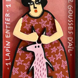 Femme tenant un lapin stylisé en bois découpé sur fond rouge avec texte évoquant une recette, série Boîtes