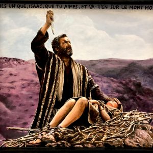 Abraham levant un couteau au-dessus d’Isaac allongé sur un autel