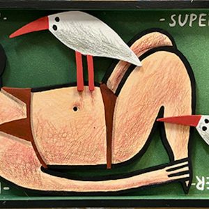 Femme allongée avec deux oiseaux posés sur le corps en bois découpé sur fond vert avec inscriptions, série Boîtes