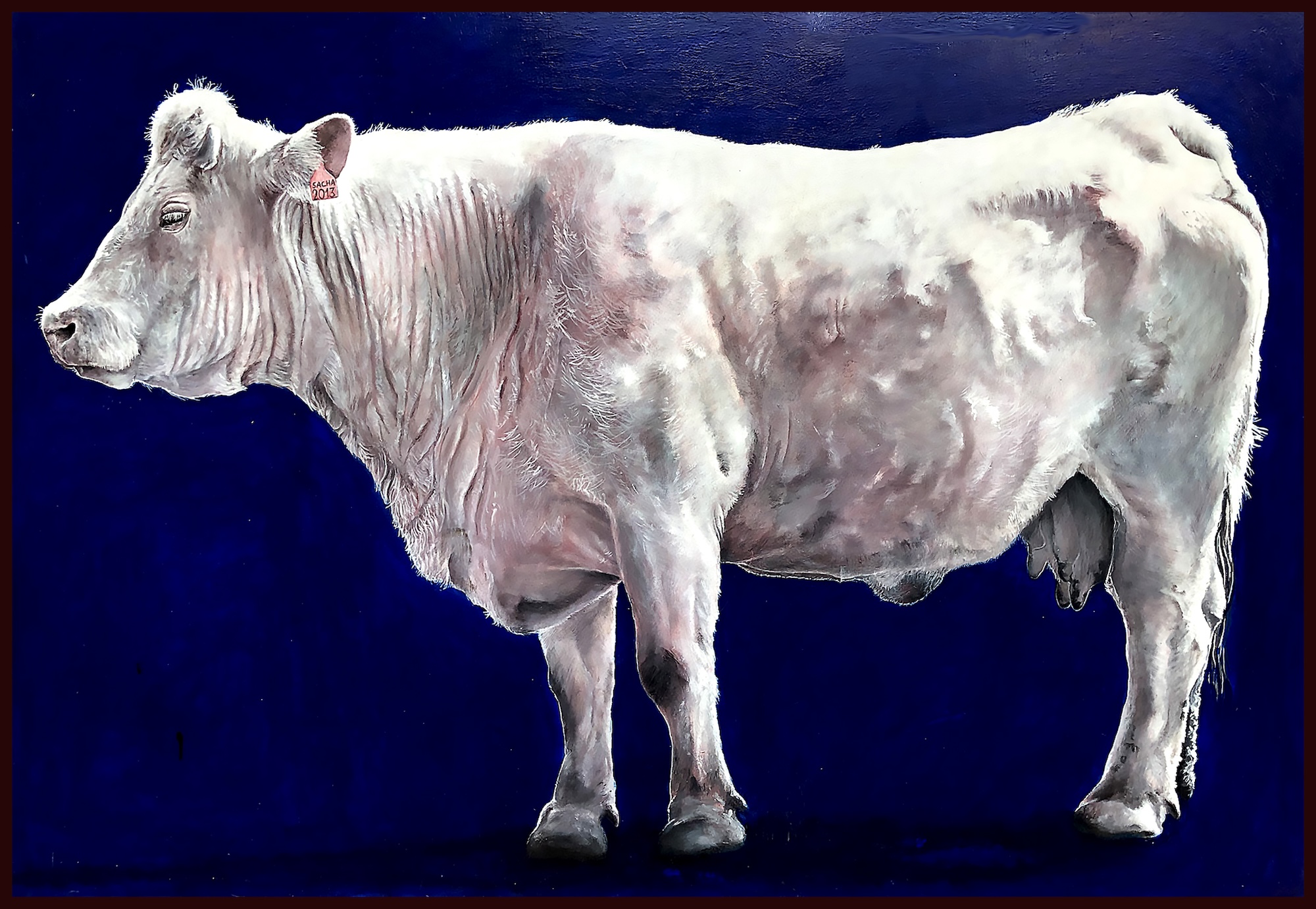 Peinture réaliste d’une vache blanche sur fond bleu vif, acrylique sur bois, série Vache icône